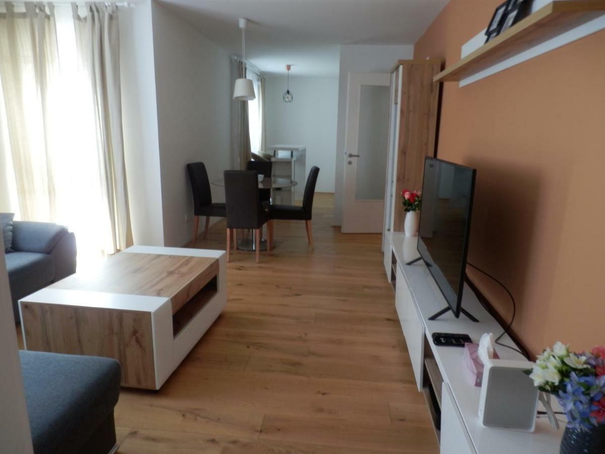 Spacious, Modern 1-bdrm Apt Near Vic & Austria Ctr Vienne